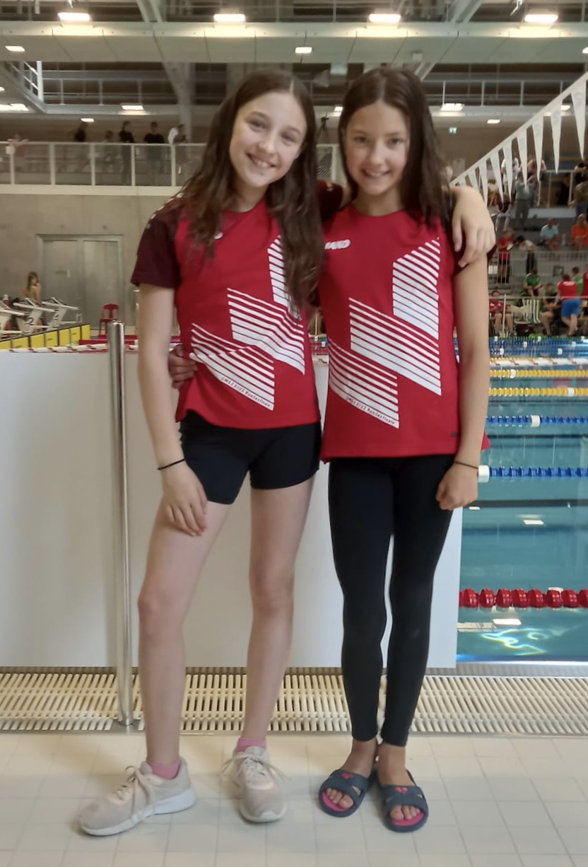 zwei Schwimmerinnen am Beckenrand